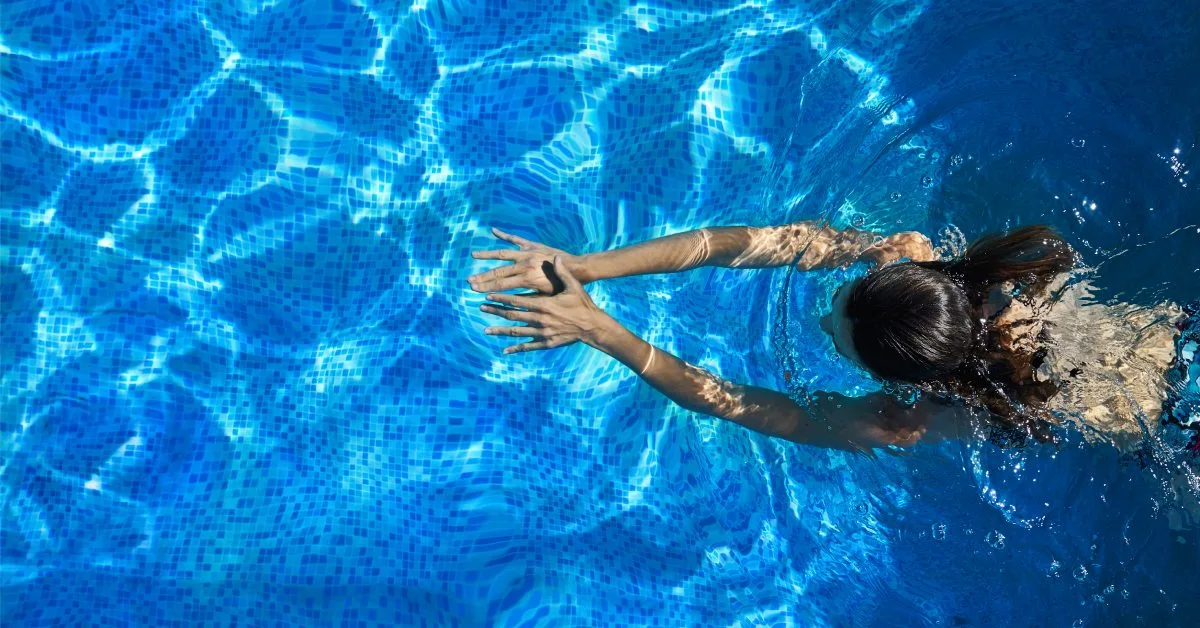 Photo d'une fille qui nage dans une piscine