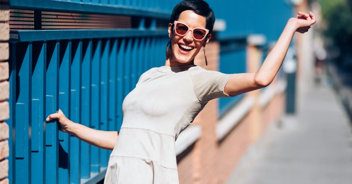 Comment avoir un ventre plat sous une robe moulante ? Découvrez nos astuces pour mettre en valeur votre silhouette et cacher les bourrelets ou les rondeurs disgracieuses avec des vêtements adaptés, des sous-vêtements gainants, et des matières appropriées à votre morphologie.
