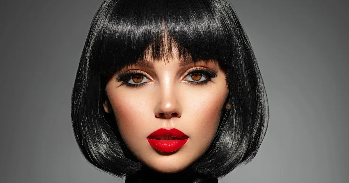 portrait femme avec coupe carré et frange rideau