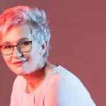 Les meilleures coupes de cheveux courts pour les femmes de 60 ans avec lunettes