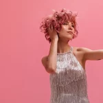 Femme aux cheveux courts qui test une coloration avec une application sur son smartphone