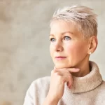 Coupe courte dégradée pour femme de 60 ans