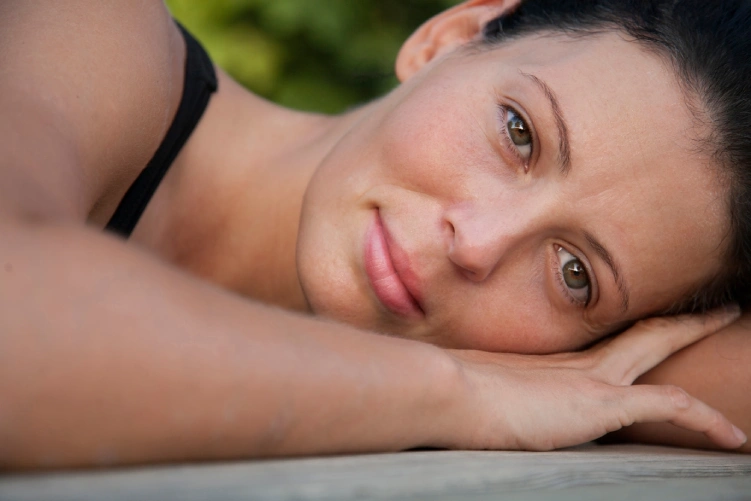 Femme aux yeux naturels sans maquillage