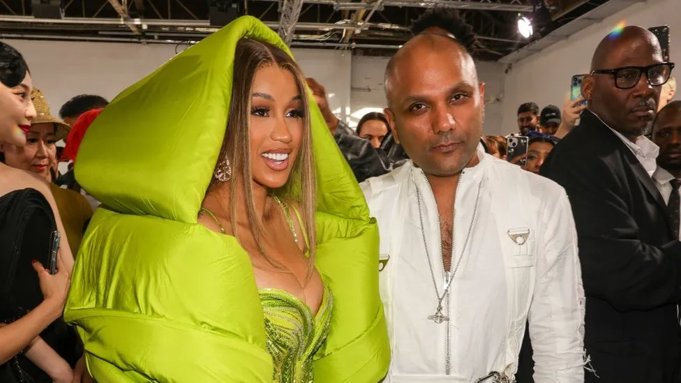 Gaurav, photographié avec Cardi B à la Fashion Week de Paris, n'est que le deuxième créateur indien à être invité à y présenter sa collection