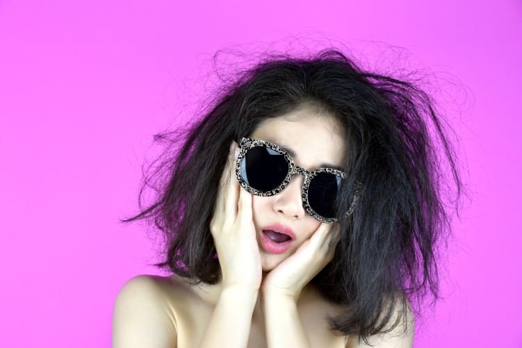 Femme aux cheveux secs Hydratation et Nutrition des cheveux