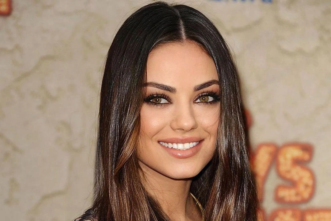 Mila Kunis souriante, symbolisant son retour réussi à Hollywood post-scandale