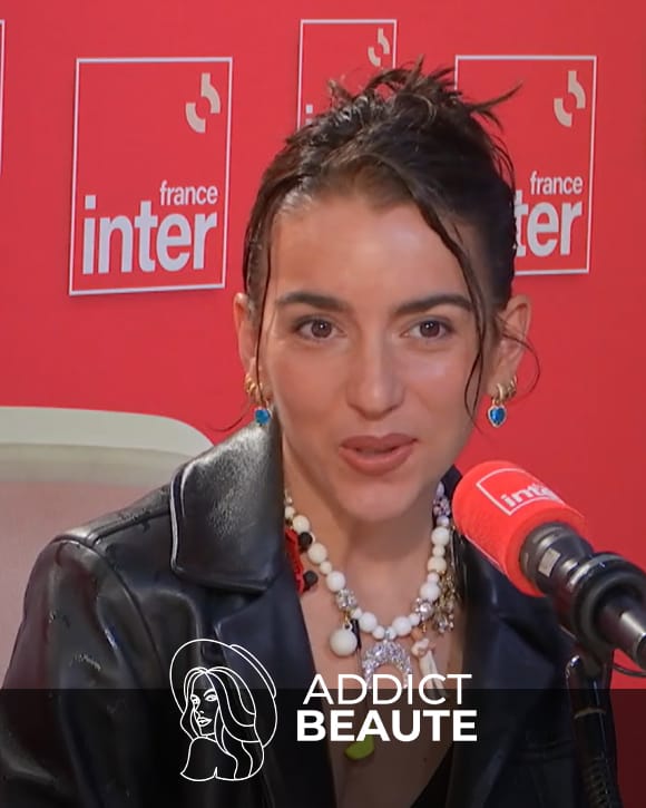 Marine Serre posant avec ses créations éco-responsables