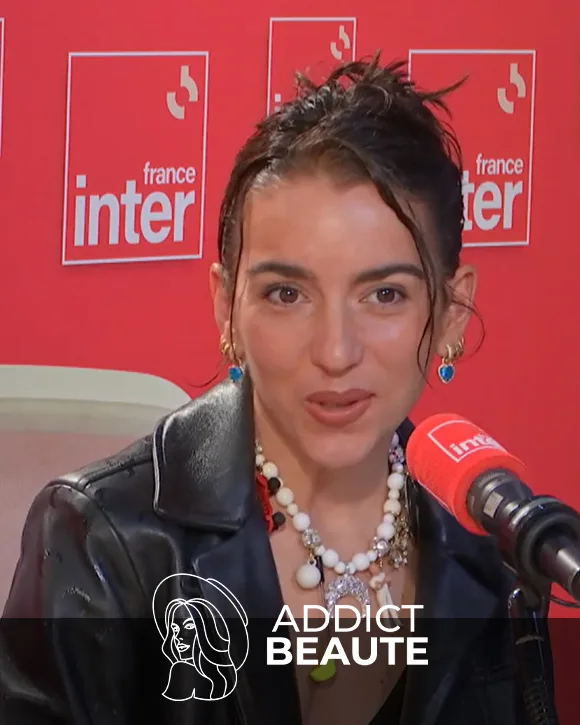 Marine Serre posant avec ses créations éco-responsables