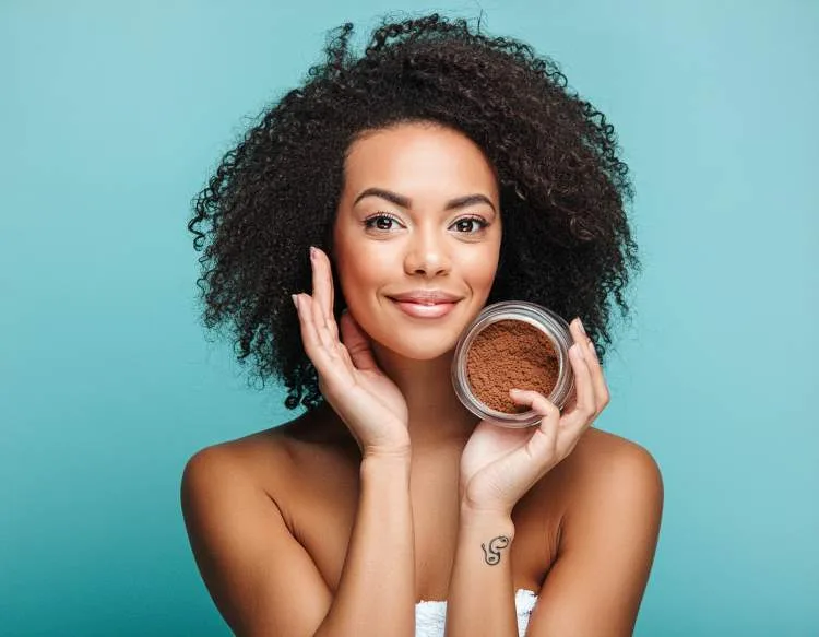 Une femme prend Soin de la Peau Mate avec un crème