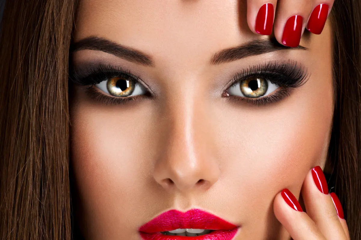 femme séduisante avec maquillage des yeux brun foncé et lèvres rouge vif