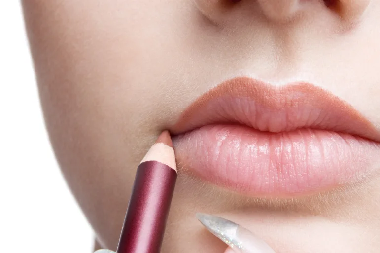 crayon à lèvres de la même couleur que votre rouge à lèvres
