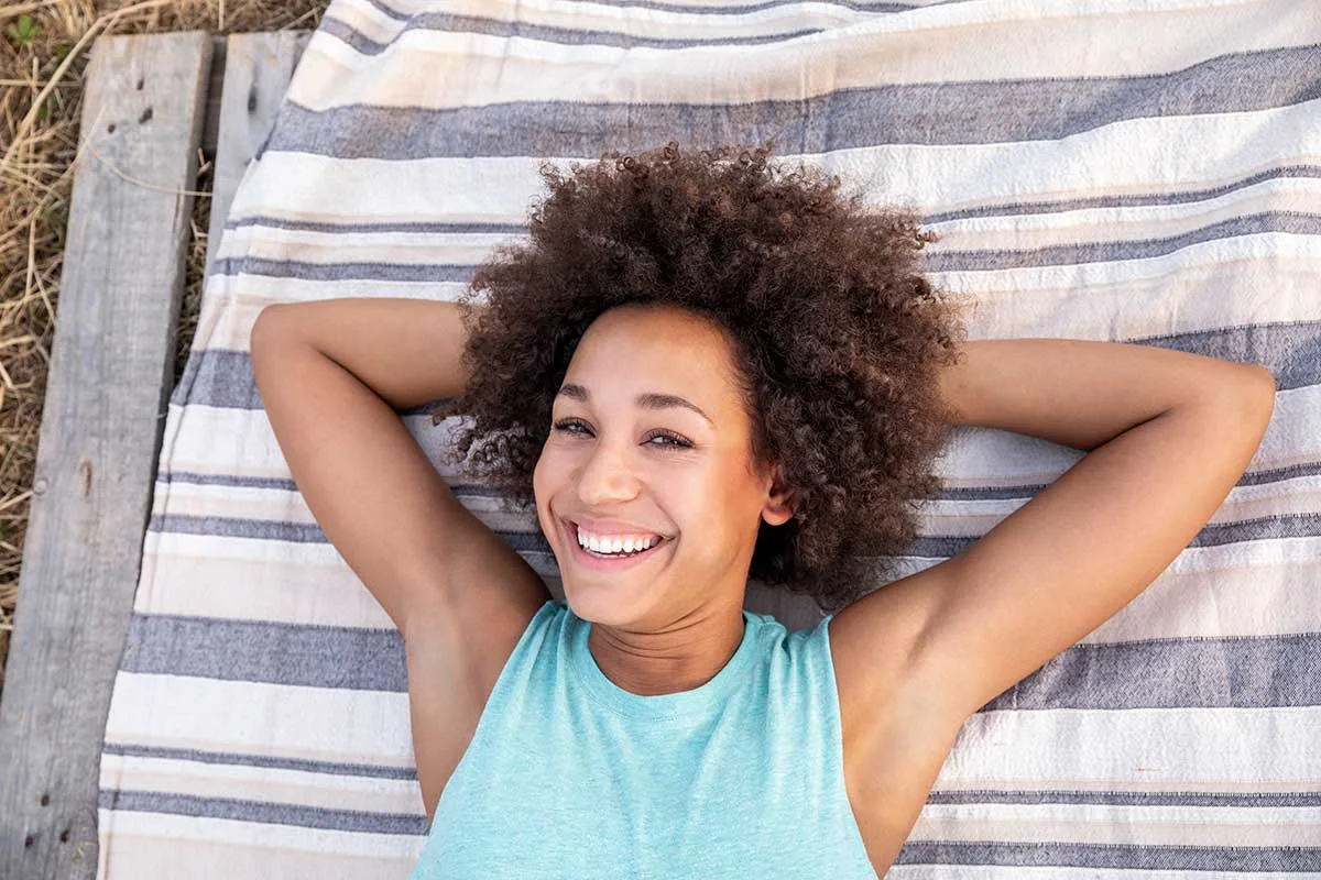Découvrez les habitudes des femmes heureuses et transformez votre quotidien avec ces astuces simples et efficaces pour un bien-être optimal.