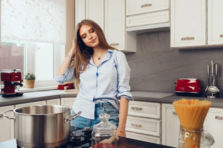 Jeune femme dans sa cuisine se pose des questions et test ses connaissances sur les vitamines