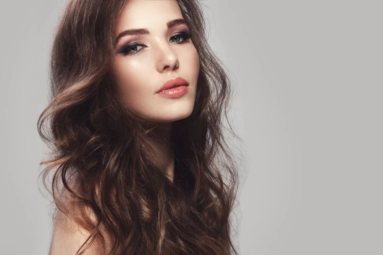 Mannequin avec des cheveux wavy sublimes