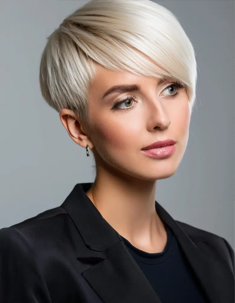 Femme avec une coupe pixie moderne sur cheveux blonds platine, fond minimaliste