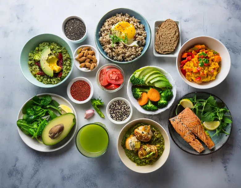 Repas équilibrés et riches en vitamines pour chaque jour de la semaine : smoothies verts, salades de quinoa, omelettes aux épinards, poisson grillé, bols de riz complet, poulet curry, tartines d'avocat.