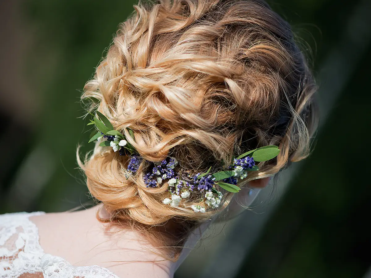 Coiffure mariage : Chignon élégant avec accessoires floraux, tendance coiffure mariage 2024