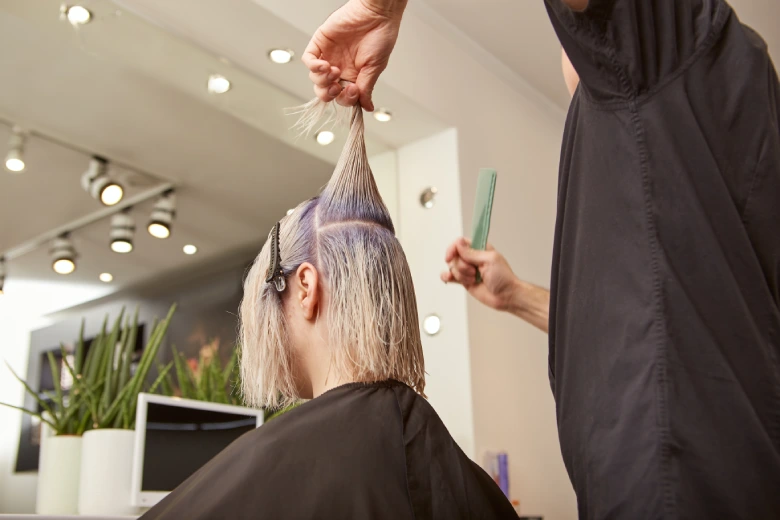 femme chez coiffeur qui coupe ses cheveux longs