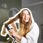 Découvrez pourquoi le GHD Max est le nouveau chouchou des accros du lissage ! 🔥 Cheveux lisses en un temps record, sécurité maximale et résultats de pro. Prête pour la révolution capillaire ?