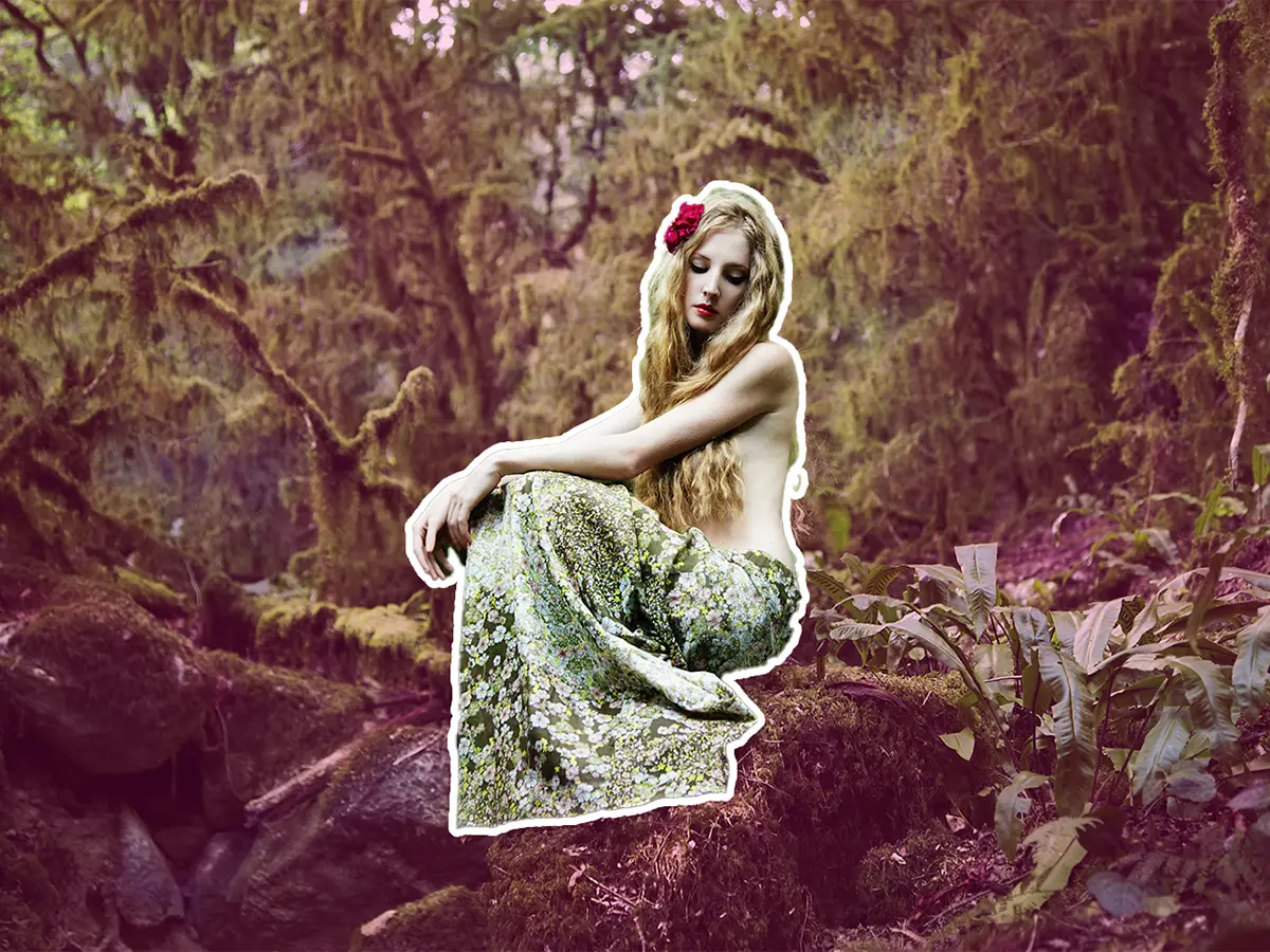 Jolie jeune femme blonde assise représentant en Ariel la petite sirène de Disney