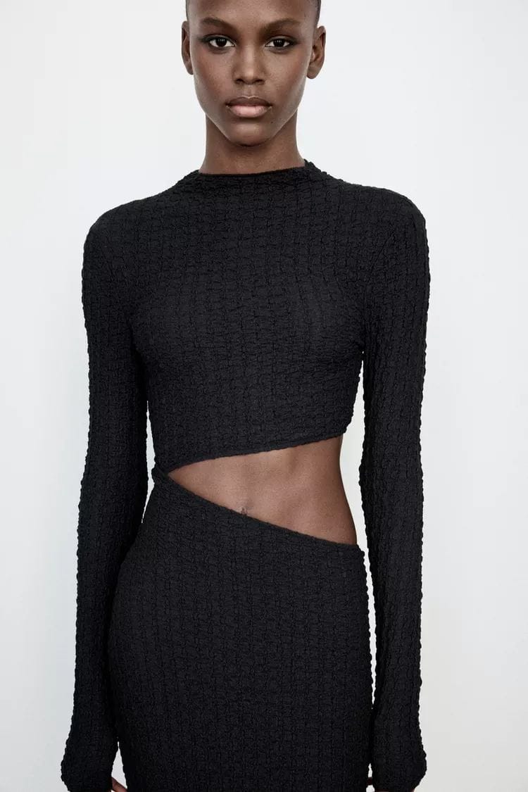 Une robe unique avec une texture travaillée et des détails ajourés, idéale pour un look raffiné.