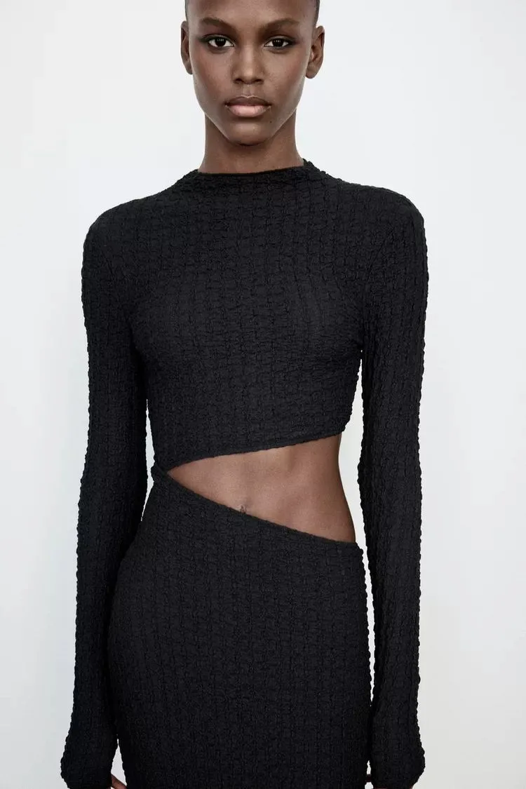 Une robe unique avec une texture travaillée et des détails ajourés, idéale pour un look raffiné.