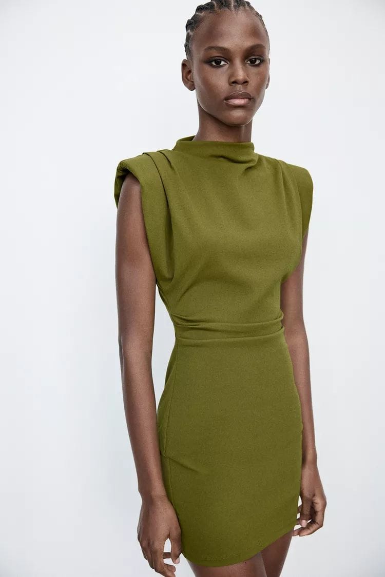 Donnez de la structure à votre look avec cette robe courte à épaulettes pour une silhouette audacieuse.