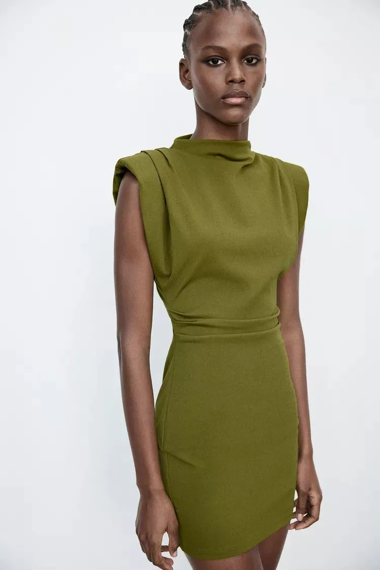 Donnez de la structure à votre look avec cette robe courte à épaulettes pour une silhouette audacieuse.