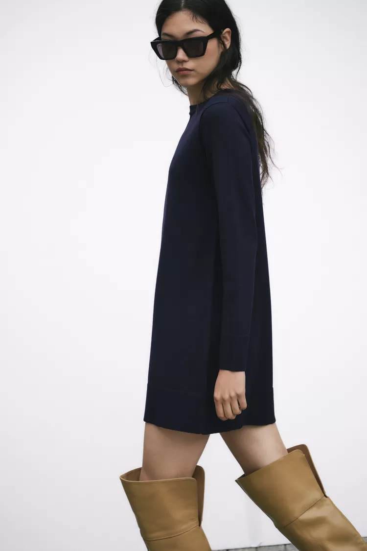 Une robe simple mais chic, idéale à porter avec des bottes pour une allure tendance.