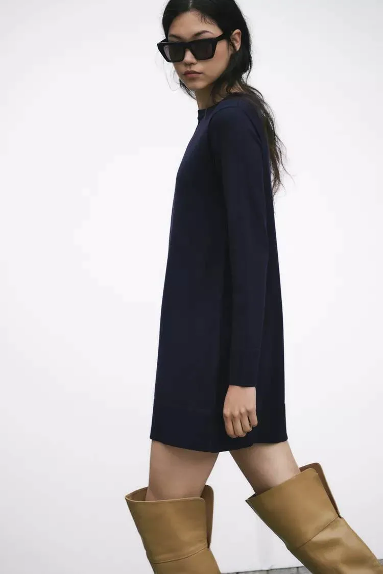 Une robe simple mais chic, idéale à porter avec des bottes pour une allure tendance.