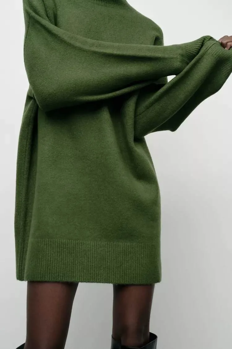 Parfaite pour un look cosy tout en élégance avec sa coupe ajustée et son col montant.