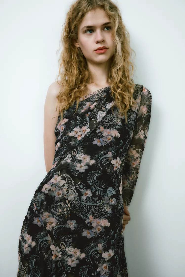 Pour celles qui aiment les pièces audacieuses, cette robe asymétrique en tulle est parfaite pour vos soirées.