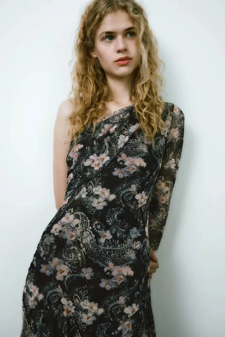 Pour celles qui aiment les pièces audacieuses, cette robe asymétrique en tulle est parfaite pour vos soirées.