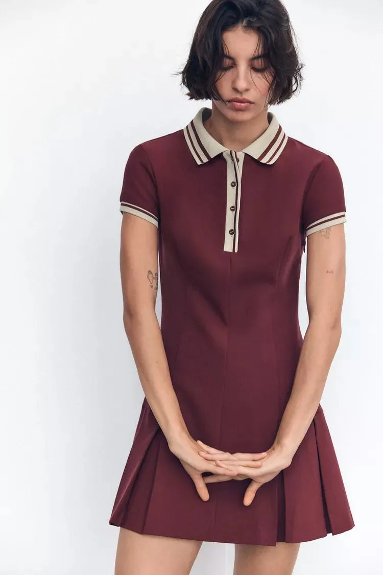 Une robe qui combine l'élégance des plis avec un contraste moderne, parfaite pour la mi-saison.