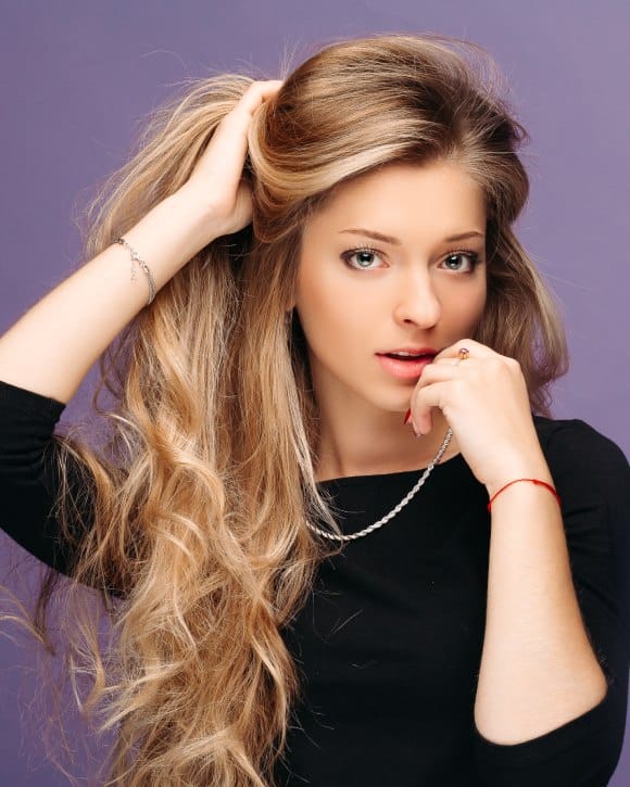 Femme aux cheveux longs et volumineux avec cheveux fins