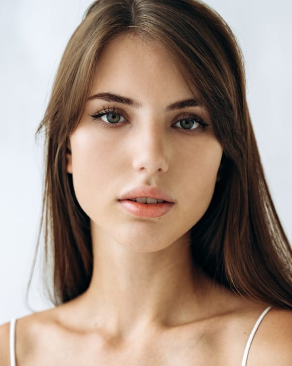 Belle femme à la peau du visage parfaite