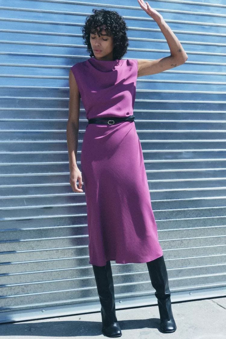 Femme en robe midi fuchsia Zara avec ceinture noire et bottes hautes, automne 2024