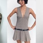 Modèle portant la robe plissée avec ceinture de Zara, tendance automne/hiver 2024, mettant en valeur un look chic et moderne.
