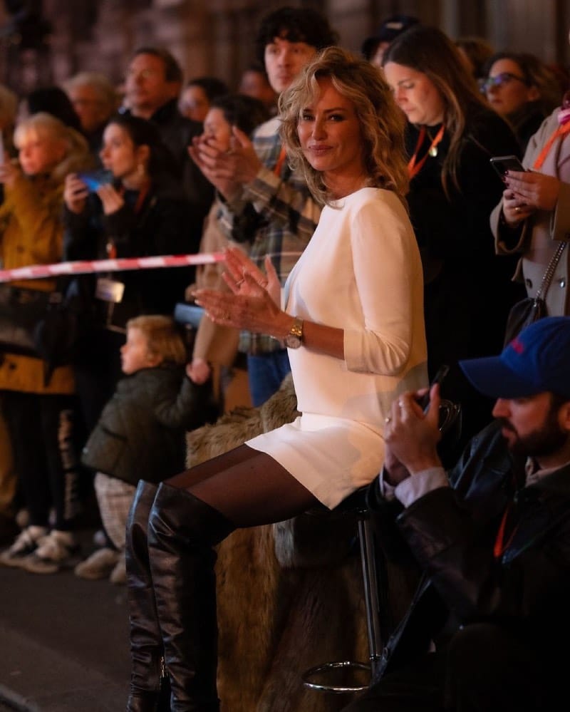 Adriana Karembeu présente son carré court chic lors de l’événement de Noël 2024 au BHV Marais, avec Lena Mahfouf et Marc Lavoine