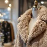 Manteau en fausse fourrure H&M chic et accessible pour l’hiver
