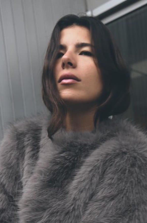 Manteau court effet fourrure Zara, une pièce chic et tendance pour l’hiver