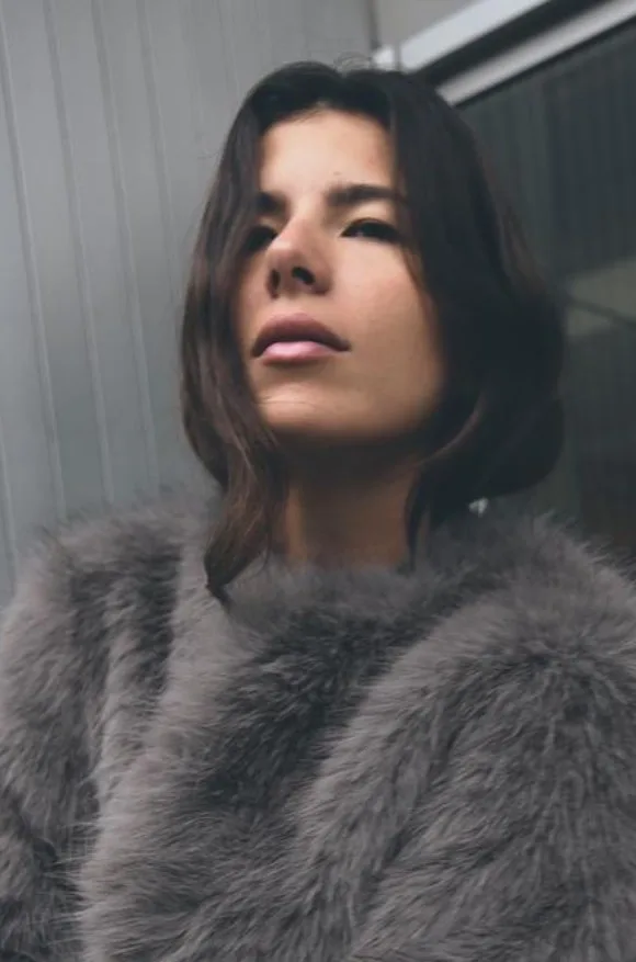 Manteau court effet fourrure Zara, une pièce chic et tendance pour l’hiver