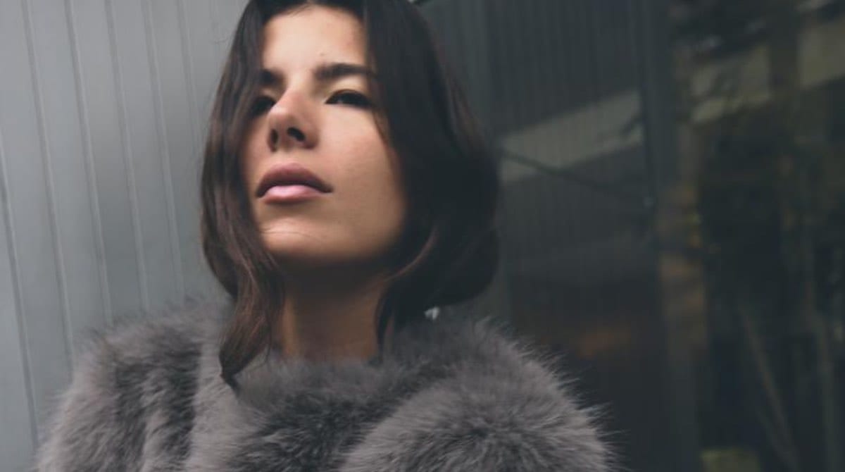 Manteau court effet fourrure Zara, une pièce chic et tendance pour l’hiver