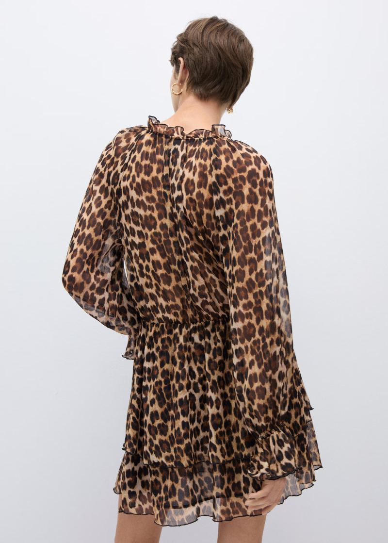 Robe Mango à imprimé léopard vue en entier, une pièce incontournable pour un look chic et audacieux