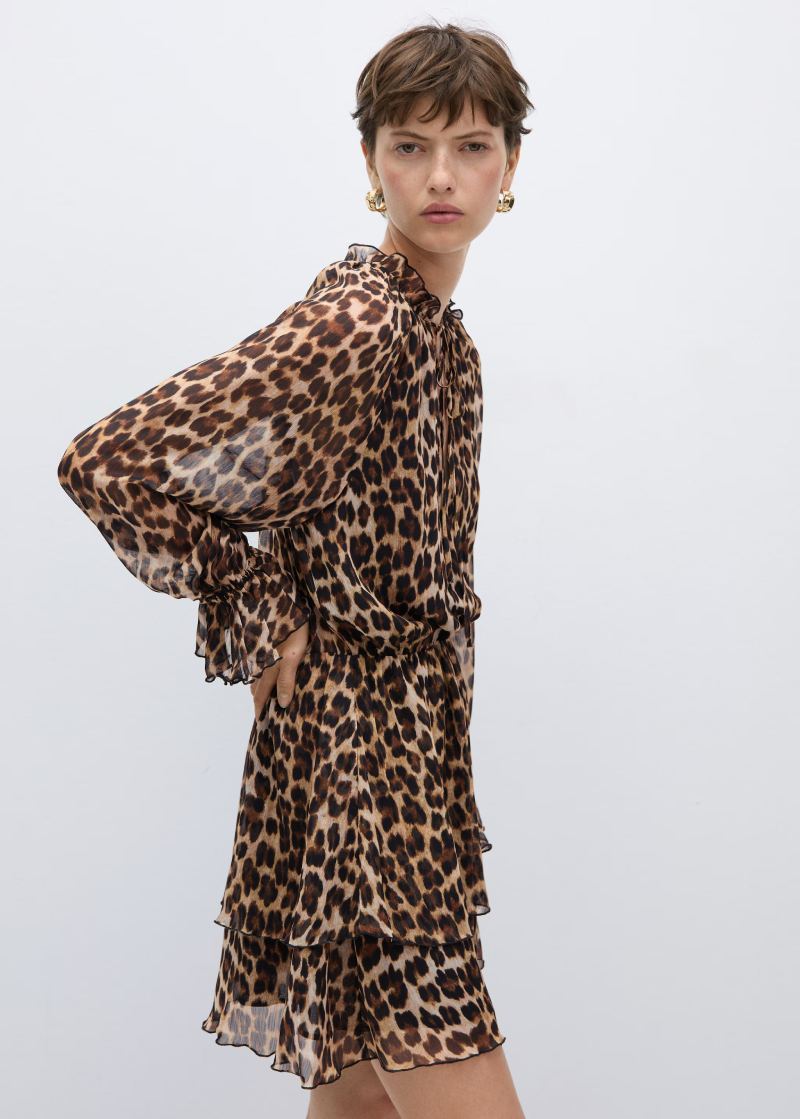 Photo de profil de la robe évasée à imprimé léopard Mango, élégante et tendance pour la saison