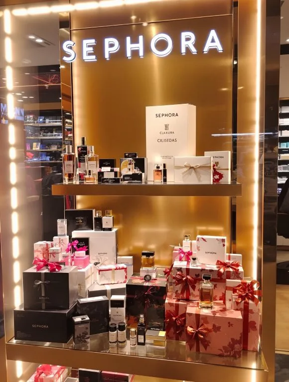 Présentoir Sephora avec parfums et coffrets cadeaux en promotion, ambiance festive