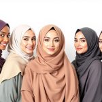 Un groupe de femmes portant des hijabs de styles variés, mettant en valeur l’élégance et la diversité culturelle.
