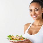 Découvrez cette image inspirante d'une femme motivée dégustant un plat sain à base de thon, parfaite pour illustrer un article sur la perte de poids et le régime thon.