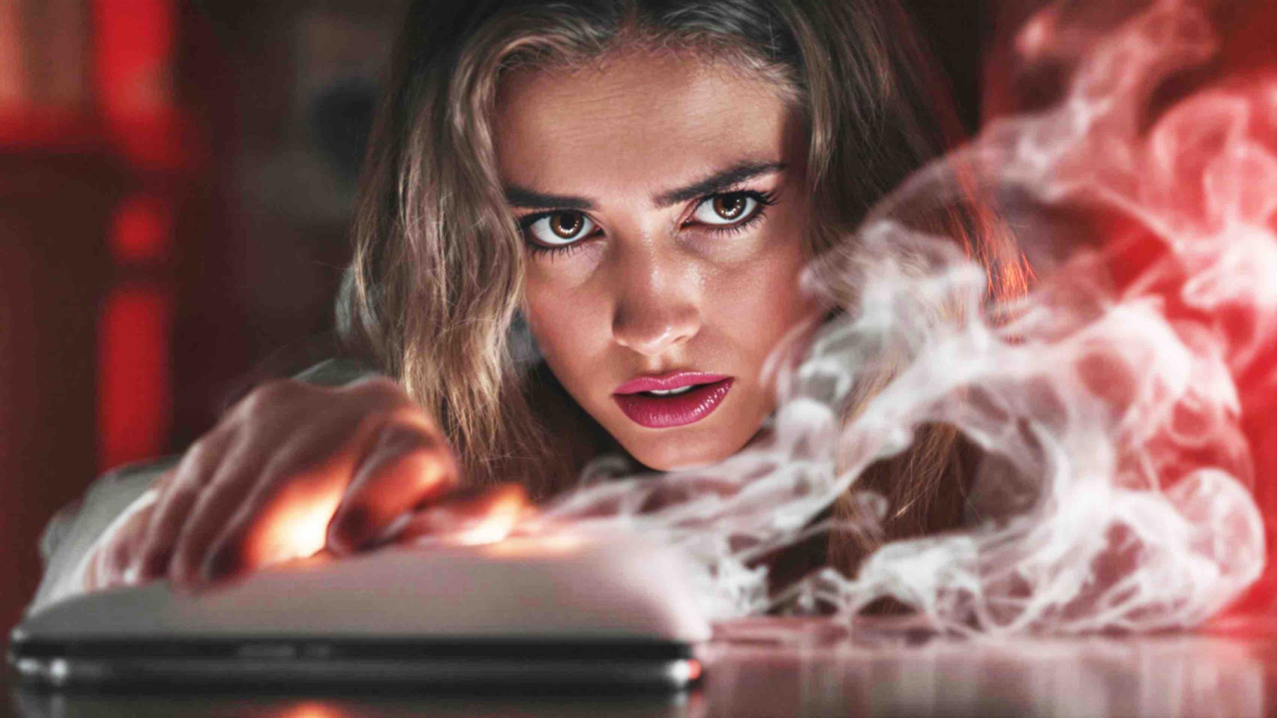 une jeune femme inquiète devant un lisseur fumant ou oublié sur une table.