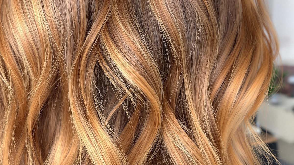 Cheveux avec un balayage caramel aux reflets dorés et naturels